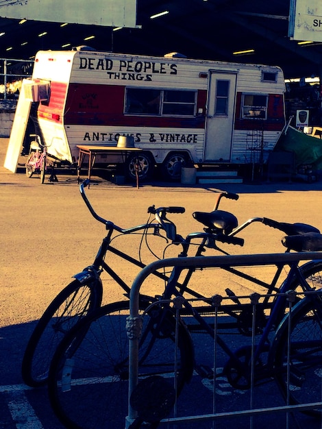 Foto biciclette parcheggiate sul ciglio della strada contro il camper al mercato delle pulci