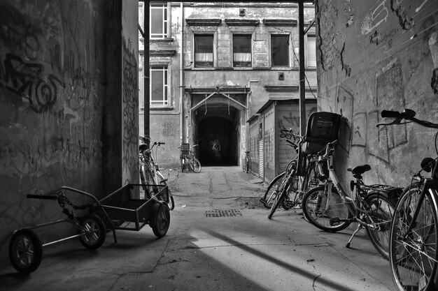 Photo bicycles parked on street against building