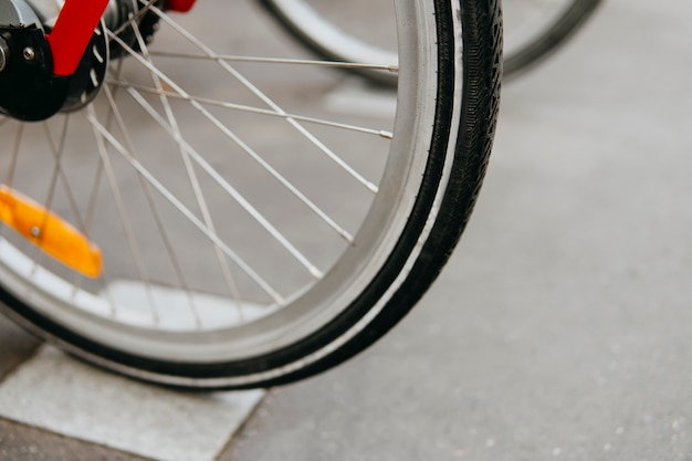 レンタル自転車。タイヤとバイクのニップルの交換。自転車の購入。都市交通の生態学的モード。スポーツアクティブコンセプト。輸送の種類。環境へのダメージなし