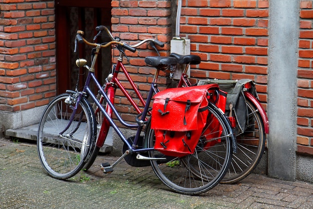 トランクに赤いバッグが付いた自転車。