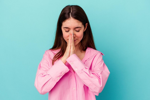 Bidden met toewijding religieus persoon op zoek naar goddelijke inspiratie