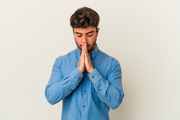 Bidden met toewijding religieus persoon op zoek naar goddelijke inspiratie