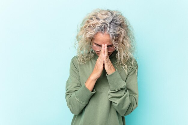 Bidden met toewijding religieus persoon op zoek naar goddelijke inspiratie