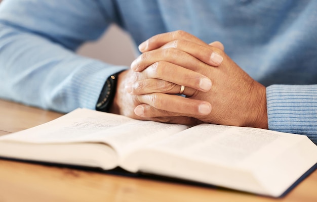 Biddende handen close-up en bijbel religie geloof en god kennis studeren of onderzoek Gebed hoop en christelijke persoon met heilig boek voor het leren van analyse en spirituele opvoeding of schrift