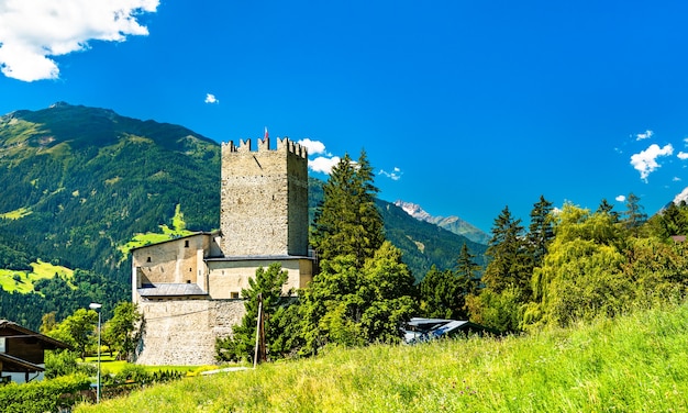 Bideneck Castle in Fliess village - de Inn-vallei, Tirol, Oostenrijk