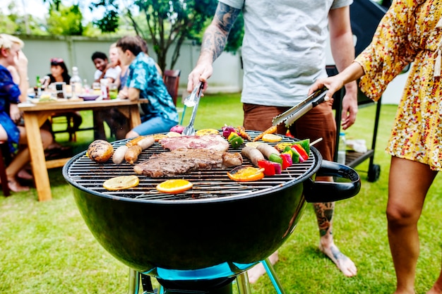 Foto biefstuk barbecues koken grillen op houtskool
