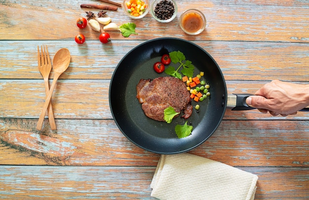 biefstuk in panGrill beef sappige entrecote met groente en moshrooms in grillpan