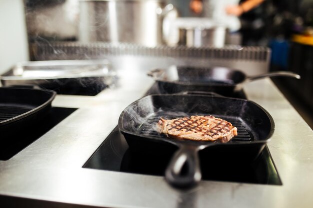 Biefstuk koken op grillpan in de keuken