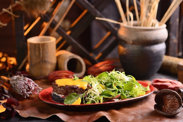 Biefstuk met cheddarkaas en sla salade