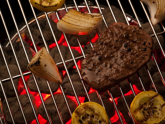 Biefstuk met groenten koken op de grill.