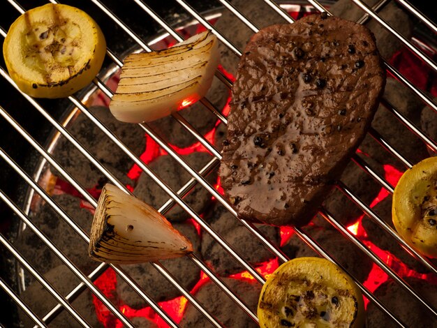 Biefstuk met groenten koken op de grill.