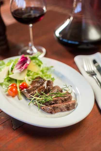 Biefstuk met kaas en groenten in een restaurant