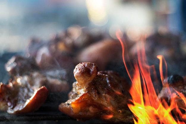 Biefstuk op de grill met vlammen en rook