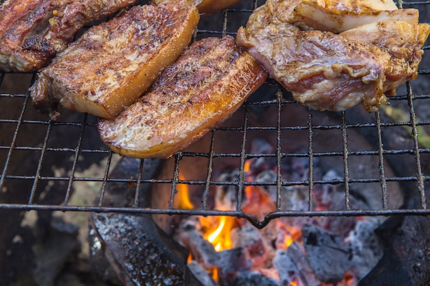 Biefstuk op de grill met vlammen.