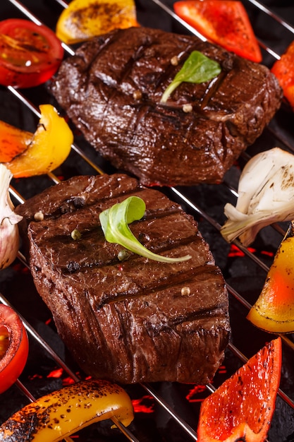 Biefstuk op een barbecue met groenten