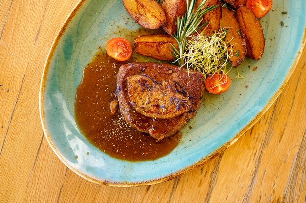 Biefstuk op een restaurant tafel