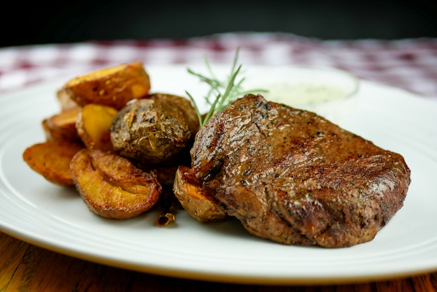 Biefstuk op een restaurant tafel