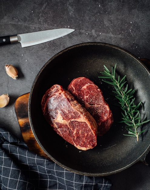 biefstuk op zwarte tafel achtergrond