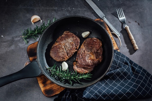 biefstuk op zwarte tafel achtergrond