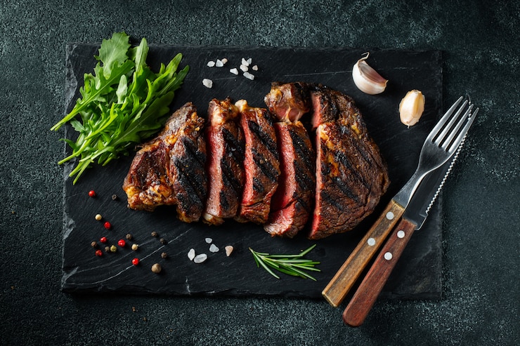 Foto biefstuk ribeye, gegrild met peper en knoflook.