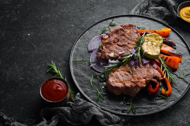 Biefstuk Sappige kalfsbiefstuk met rozemarijn en kruiden Bovenaanzicht Barbecue