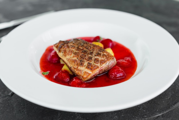 Biefstuk van eendenfilet met gekarameliseerde aardbei en een aubergine