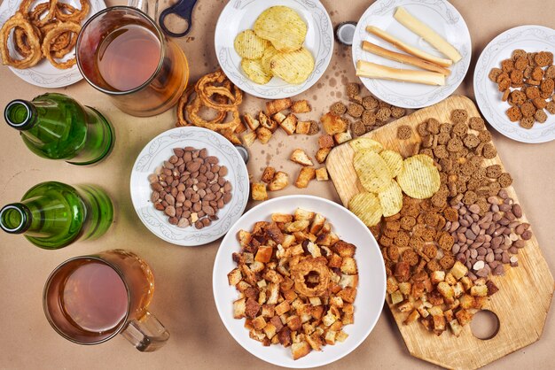 Bier drinken. Tafel vol met bier snacks