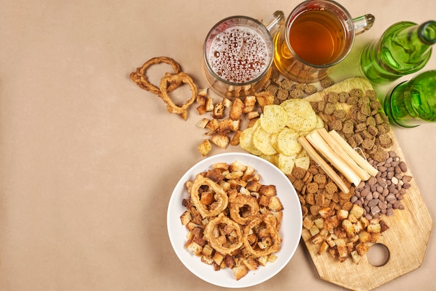 Bier drinken. tafel vol met bier snacks