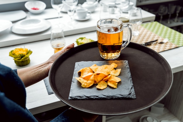 Bier en patat op de grote schotel.