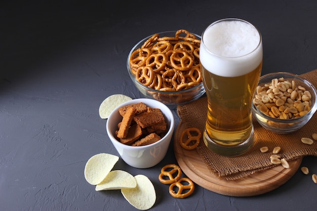 Bier en snacks op tafel biersnacks