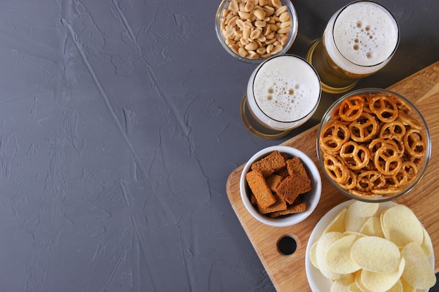 Bier en snacks op tafel biersnacks