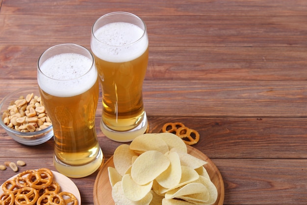 Bier en snacks op tafel biersnacks