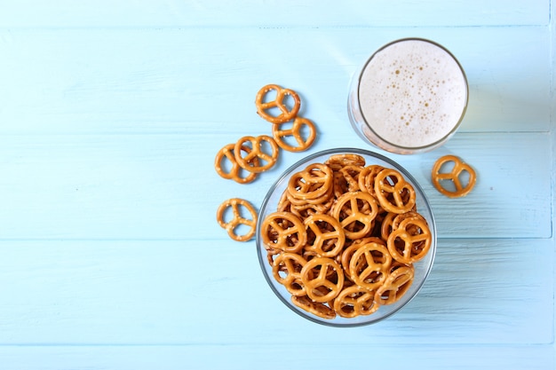 Bier en snacks op tafel biersnacks