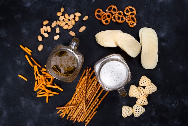 Bier en snacks op zwarte schoolbord