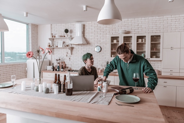 Bier en wijn. vriend ziet zijn vriendin bier en wijn drinken na stress op het werk