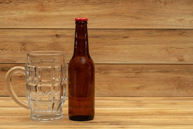 Foto bier gouden fles met glas voor bier