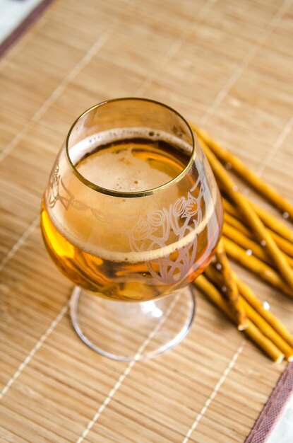 Bier in een glas en zoute sticks