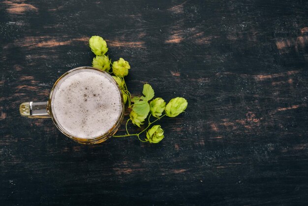 Bier in een glazen mok Op een zwarte houten tafel Vrije ruimte voor tekst Bovenaanzicht