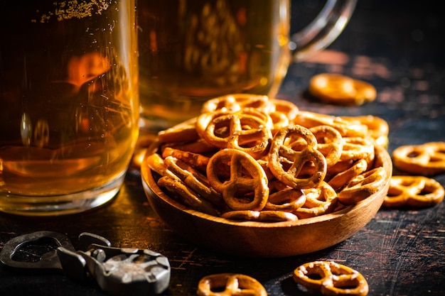 Bier in glazen met gezouten pretzels