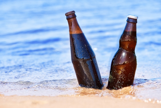 Bier in het water aan de kust