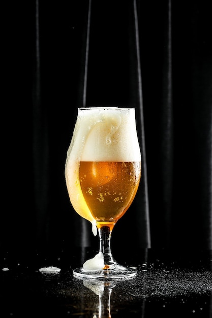 Bier Koud Ambachtelijk licht Bier in een glas met waterdruppels Pint of Beer in een hoog glas met dik schuim