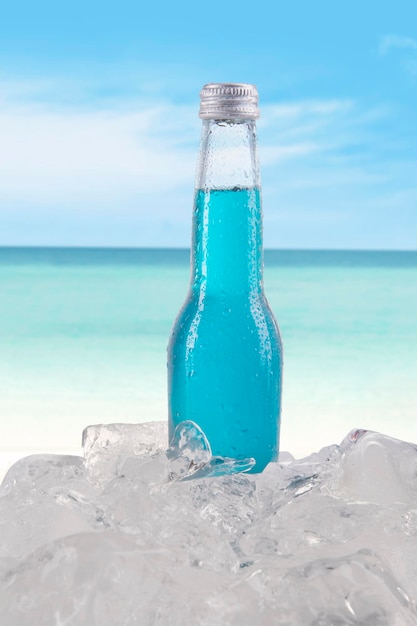 Bier met blauwe kleur op het strand