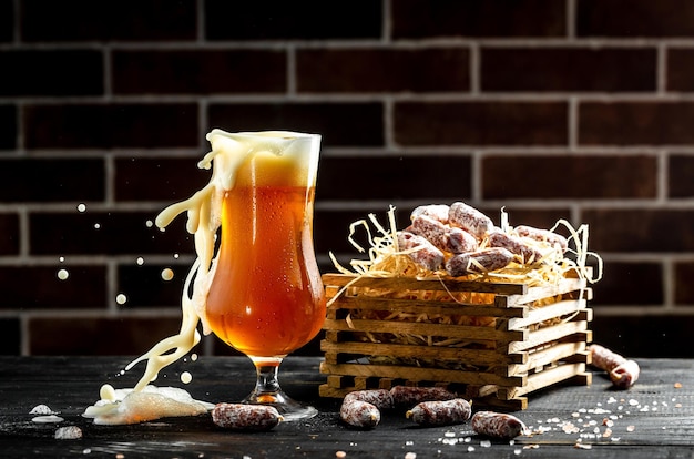 Foto bier met een dik schuim bier splash snacks voor bier pittige rookworst voor bier banner menu recept plaats voor tekst