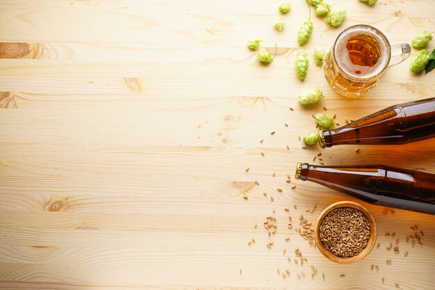 Bier met hop en gerst op een houten tafel. Bovenaanzicht.