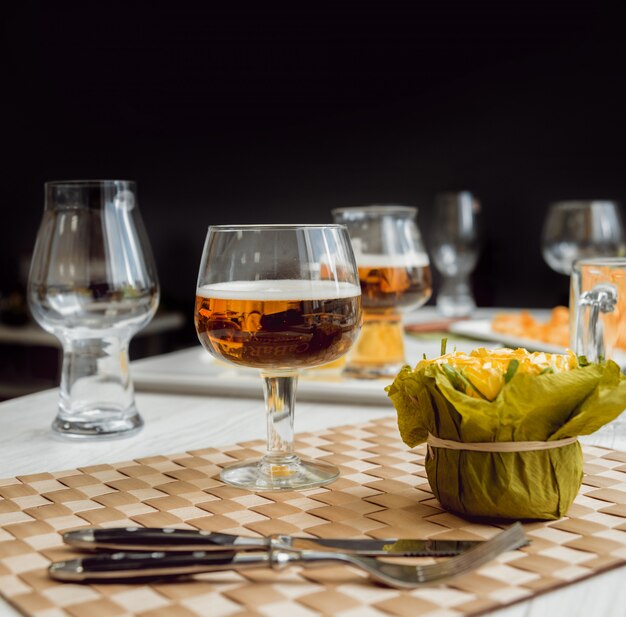 Bier met patat op een grote witte tafel