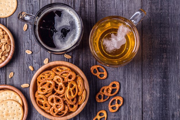 Bier met pretzels, crackers en nootjes