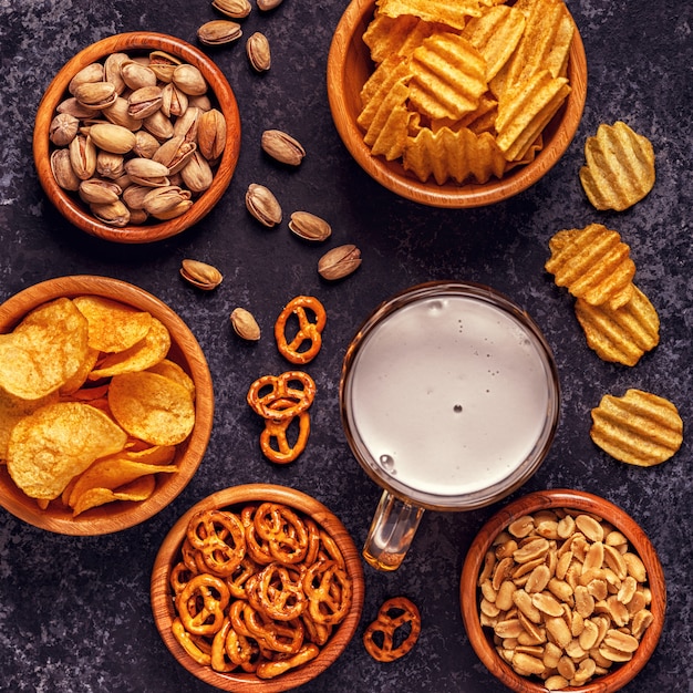 Bier met snacks op stenen achtergrond