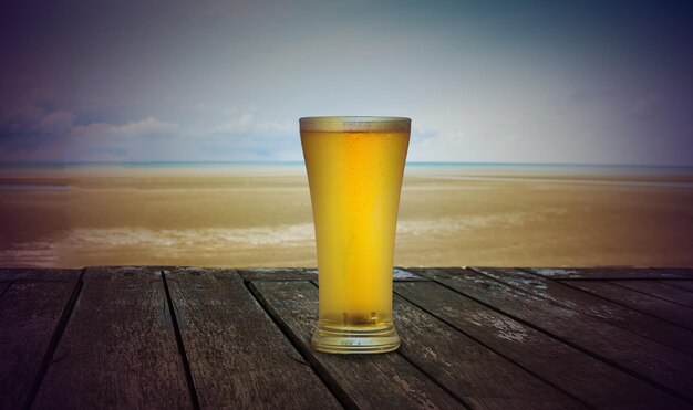 Foto bier voor de zee