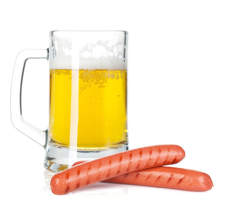 Foto bierbeker en gegrilde worstjes.