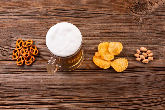 Foto bierbeker met snacks